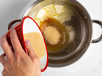 Verser le sucre brut dans une casserole avec le beurre fondant