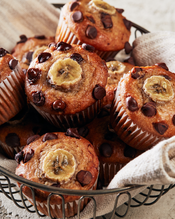 Muffins végétaliens aux bananes et pépites de chocolat dans un bol métallique.