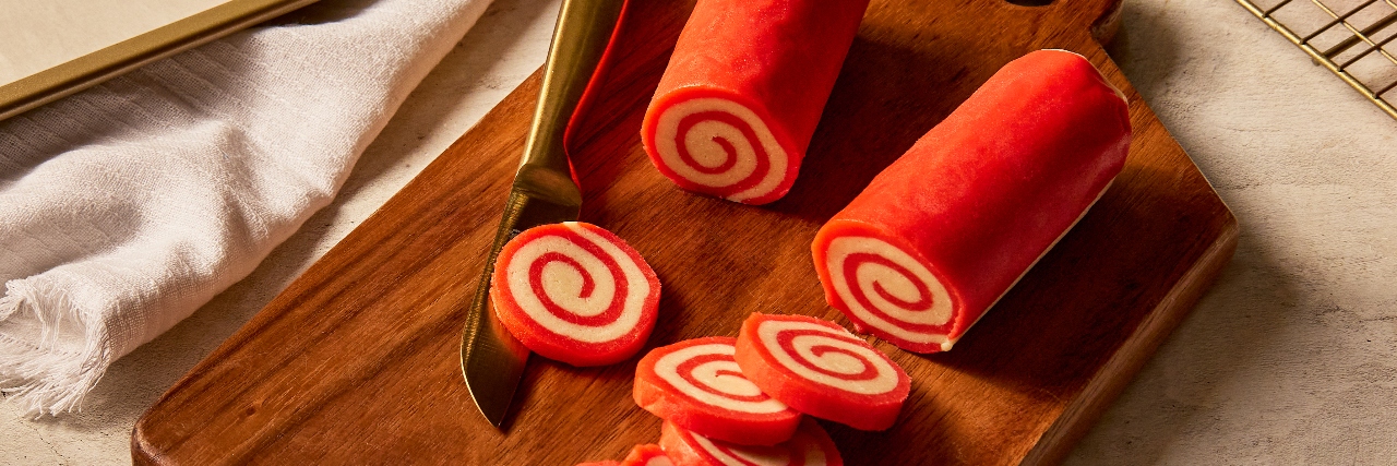 Deux rouleaux de pâte à biscuits en spirale aux couleurs rouge et blanche