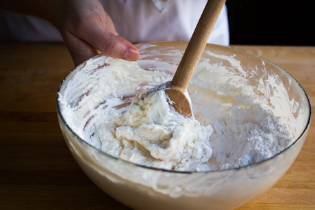 Un bol avec fromage à la crème et sucre à glacer