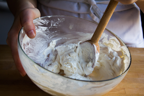 Un bol avec fromage à la crème et vanille