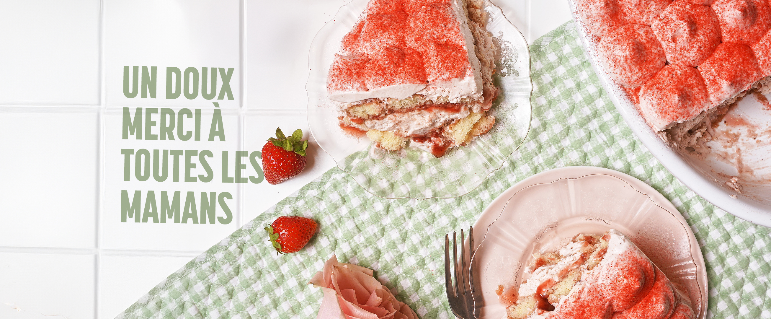 Tiramisu à la fraise avec texte Un doux merci à toutes les mamans