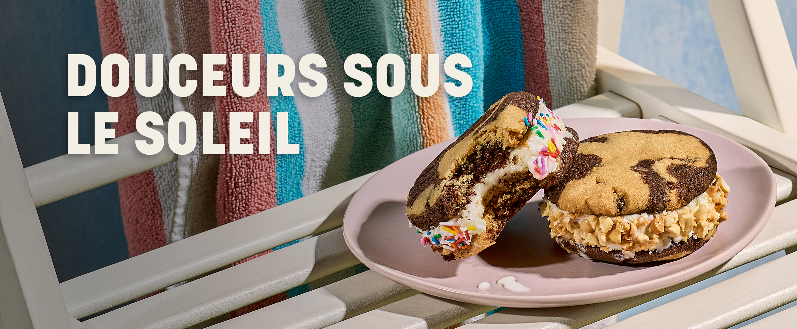 Sandwichs à la crème glacée avec texte Douceurs sous le soleil