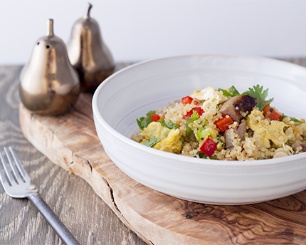 Brouillade d’oeufs, de saucisses et de quinoa