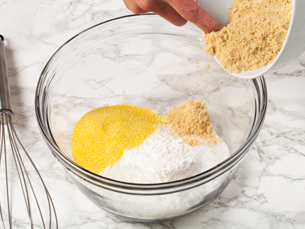 Ajouter la cassonade dorée à la farine tout usage et à la semoule de maïs dans un bol en verre