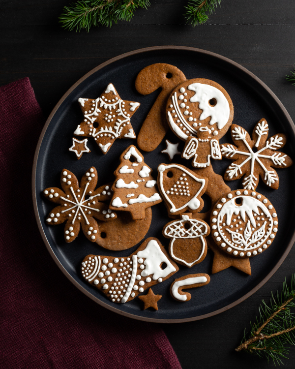 Une assiette ronde remplie de biscuits au pain d’épice à l’emporte-pièce décorés pour Noël