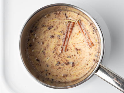 Bâtons de cannelle et épices dans une casserole avec babeurre et crème épaisse