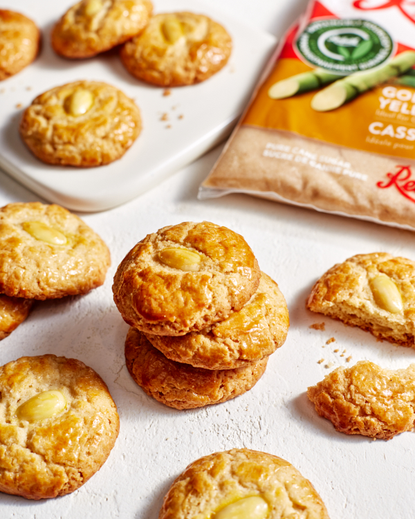 Des biscuits d'amandes avec un sac de Casssonade dorée Redpath