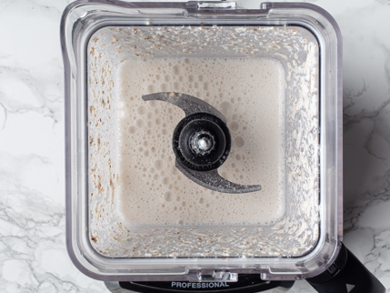 Amandes et riz broyés dans l’eau dans un mélangeur