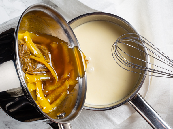 Verser le sirop simple au citron avec la camomille dans une casserole de crème chaude
