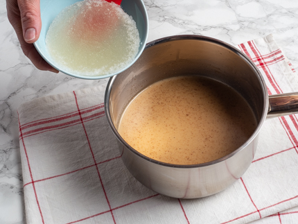 Ajouter la gélatine prise dans une casserole de lait de coco et d’épice