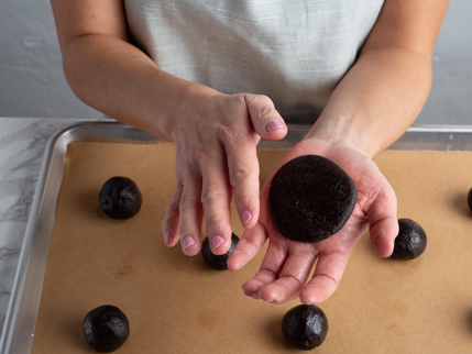 Boules de pâte à biscuit au chocolat noir écrasées