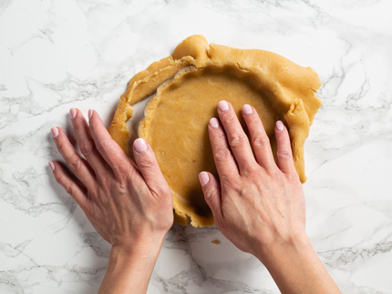  Éliminer l’excès de pâte à l’aide de la paume de la main