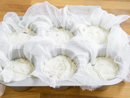 Moule à muffins tapissé de coton à fromage et rempli de pâte