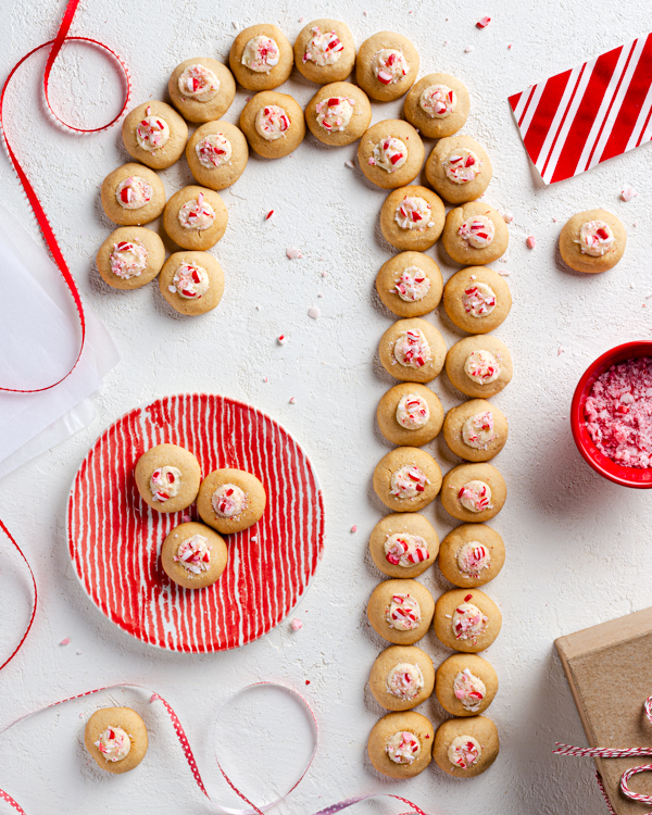 Biscuits thumbprint en forme de cannes de Noël 