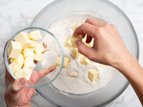 Mettre les cubes de beurre froid dans un bol avec la farine, le sucre et le sel