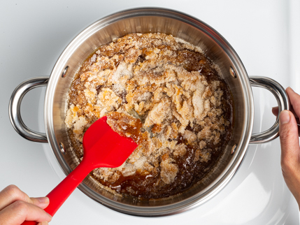 Remuer le mélange de sucre et d’extrait de vanille caramélisé dans une casserole