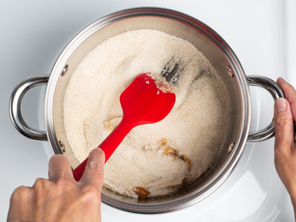 Remuer le sucre Granulé Biologique Redpath® et l’extrait de vanille dans une casserole