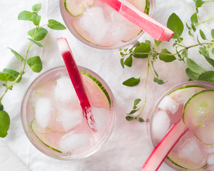 Cocktail à la rhubarbe, eau de rose et concombre