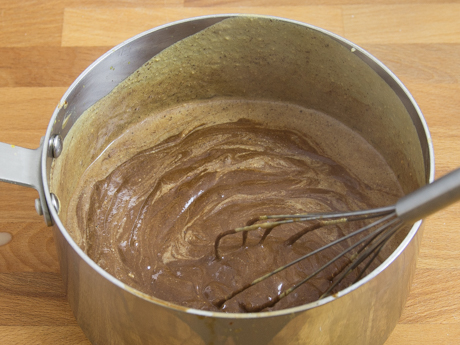 Chocolat fondu dans une casserole avec un fouet