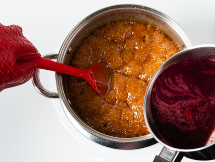 Verser la sauce aux fraises et au vin dans une casserole de sucre et de crème bouillante