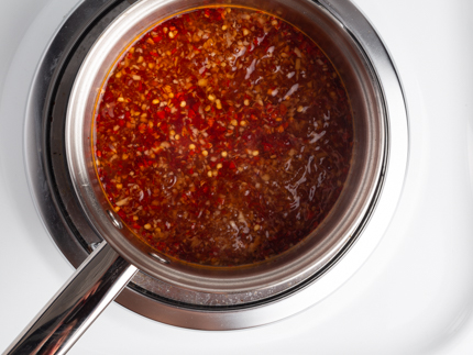 Sauce chili doux qui commence à frémir dans une casserole