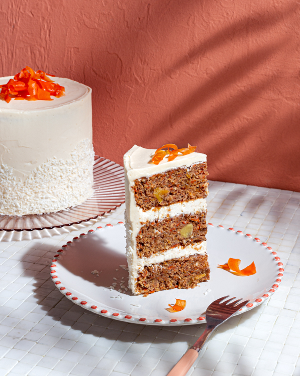 Une tranche de gâteau aux carottes garnie de carottes confites