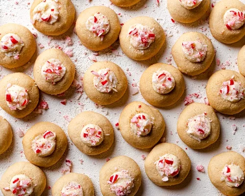 Biscuits thumbprint à la menthe poivrée décorés de cannes de Noël
