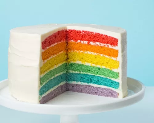 Gâteau coloré avec plusieurs étages sur un stand de gâteaux