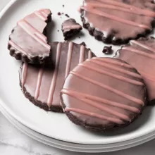 Assiette de biscuits au chocolat recouverts d’une laque rose foncée