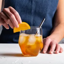 Cocktail au whisky et gingembre avec tranches d'orange