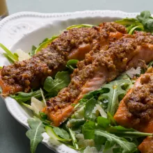 Salade de rubans d’asperges avec saumon en croûte 