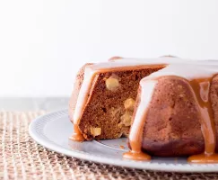 Gâteau aux pommes avec un glaçage de caramel