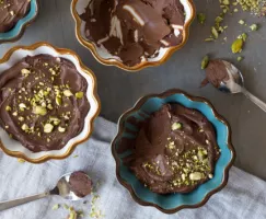 Mousse végétalienne au chocolat, avocat et tofu soyeux