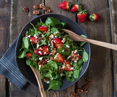 Salade d'épinards et fraise avec vinaigrette balsamique