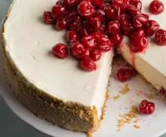 Un gâteau au fromage entier, une tranche en moins
