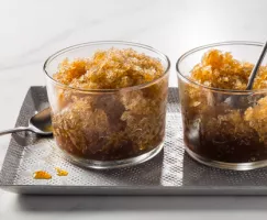 Deux bols en verre de granité de café sur un plateau de service