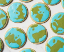 biscuits au beurre avec glaçage vert et bleu