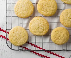 Biscuits au sucre citronnés sur une grille de refroidissement