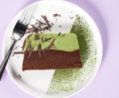 Une assiette de terrine au chocolat et au matcha