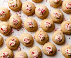 Biscuits thumbprint à la menthe poivrée décorés de cannes de Noël