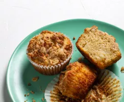 Deux muffins ananas et lime sur une assiette verte, l’un coupé en deux 