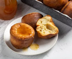 Deux popovers d’épeautre au sirop de citron sur une assiette.