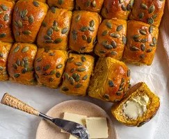 Petits pains aux épices pour tarte à la citrouille avec du beurre