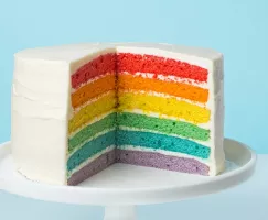 Gâteau coloré avec plusieurs étages sur un stand de gâteaux