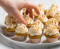 Mini cupcakes au gingembre avec glaçage crème au rhum
