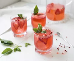 Cocktail pétillant à la fraise et au basilic