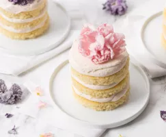 Petits gâteaux au babeurre avec fleurs givrées