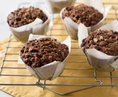 Muffins à la noix de coco, curcuma et streusel au cacao