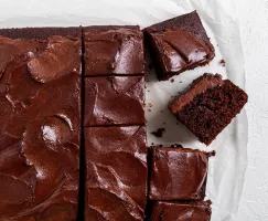Gâteau végétalien au chocolat (en plaque) glacé de ganache au chocolat et coupé en carrés